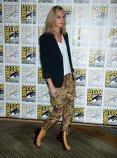 Cara Delevingne feet photo thumbnail