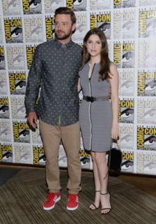 Anna Kendrick feet photo thumbnail