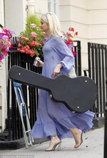 Pixie Lott feet photo thumbnail