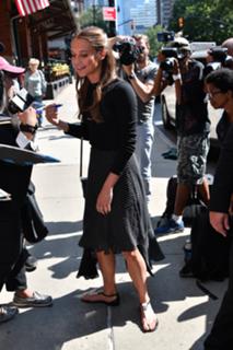 Alicia Vikander feet photo thumbnail