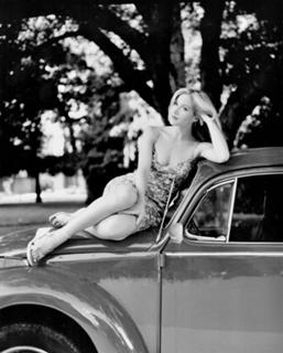 Christina Applegate feet photo thumbnail