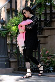 Liv Tyler feet photo thumbnail