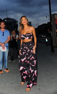 Nicole Scherzinger feet photo thumbnail