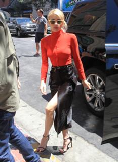 Emma Roberts feet photo thumbnail
