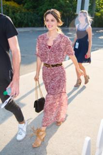 Rachel Bilson feet photo thumbnail