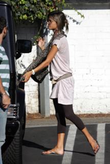 Alessandra Ambrosio feet photo thumbnail