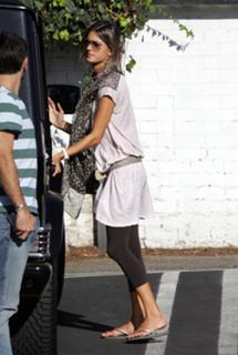 Alessandra Ambrosio feet photo thumbnail
