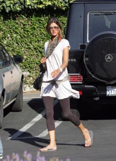 Alessandra Ambrosio feet photo thumbnail