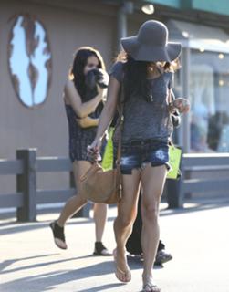 Vanessa Hudgens feet photo thumbnail