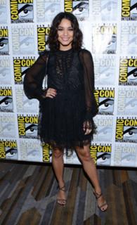 Vanessa Hudgens feet photo thumbnail