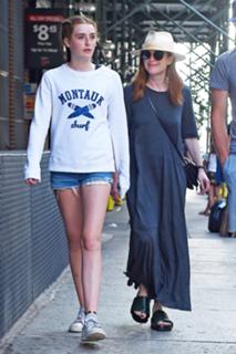 Julianne Moore feet photo thumbnail
