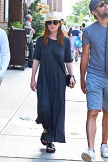 Julianne Moore feet photo thumbnail