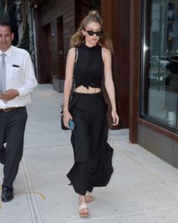 Gigi Hadid feet photo thumbnail