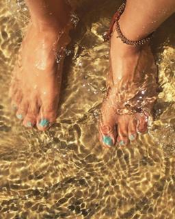 Isis Valverde feet photo thumbnail