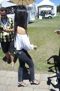 Olivia Munn feet photo thumbnail