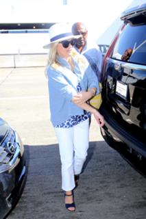 Reese Witherspoon feet photo thumbnail