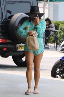 Vanessa Hudgens feet photo thumbnail