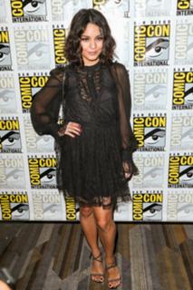 Vanessa Hudgens feet photo thumbnail
