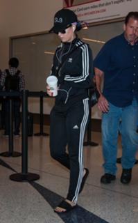 Katy Perry feet photo thumbnail