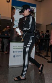 Katy Perry feet photo thumbnail