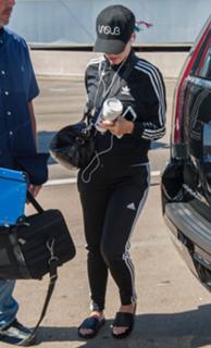 Katy Perry feet photo thumbnail