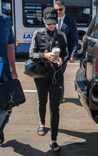 Katy Perry feet photo thumbnail