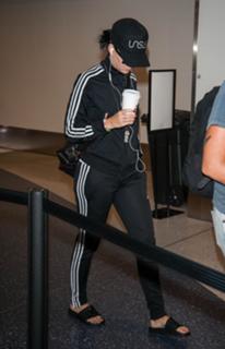Katy Perry feet photo thumbnail