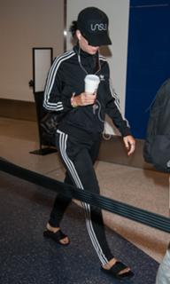 Katy Perry feet photo thumbnail