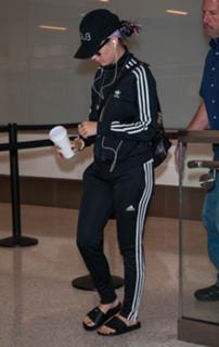 Katy Perry feet photo thumbnail