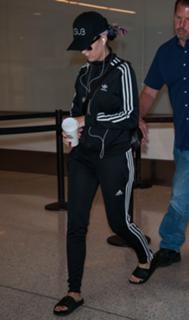 Katy Perry feet photo thumbnail