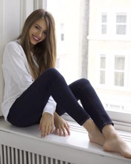 Xenia Tchoumitcheva feet photo thumbnail