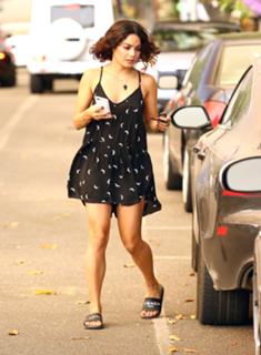 Vanessa Hudgens feet photo thumbnail