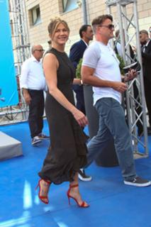 Jennifer Aniston feet photo thumbnail