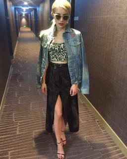 Emma Roberts feet photo thumbnail
