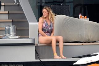 Ellie Goulding feet photo thumbnail