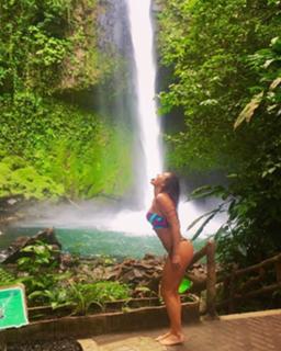 Lívia Andrade feet photo thumbnail