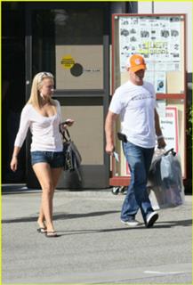 Hayden Panettiere feet photo thumbnail