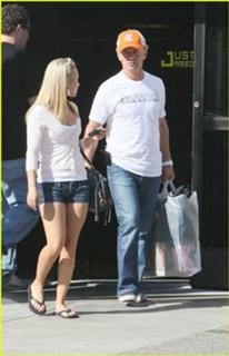 Hayden Panettiere feet photo thumbnail