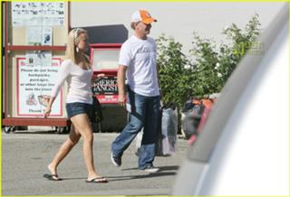 Hayden Panettiere feet photo thumbnail