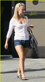 Hayden Panettiere feet photo thumbnail