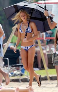 Laura Vandervoort feet photo thumbnail