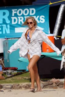 Laura Vandervoort feet photo thumbnail