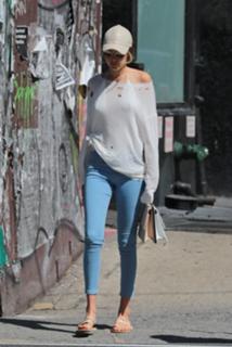 Gigi Hadid feet photo thumbnail