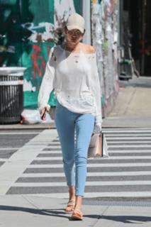 Gigi Hadid feet photo thumbnail