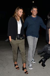 Jessica Alba feet photo thumbnail