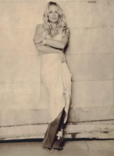 Pamela Anderson feet photo thumbnail