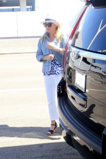 Reese Witherspoon feet photo thumbnail