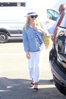 Reese Witherspoon feet photo thumbnail