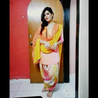 Zareen Khan feet photo thumbnail