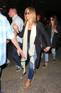 Jennifer Aniston feet photo thumbnail